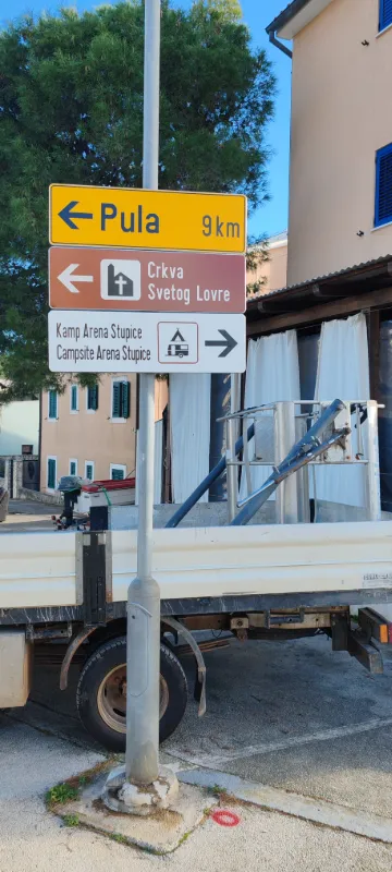 Kamion tvrtke Ličilac d.o.o. tijekom ugradnje turističke signalizacije za kamp Arena Stupice