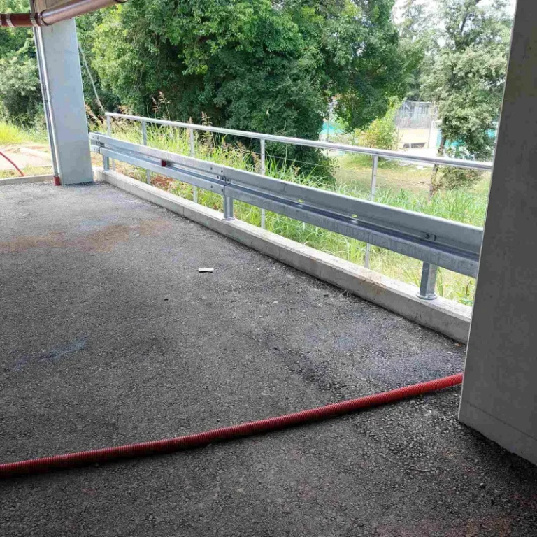 Detalj montirane zaštitne odbojne ograde s čvrstim nosačima na betonskoj podlozi