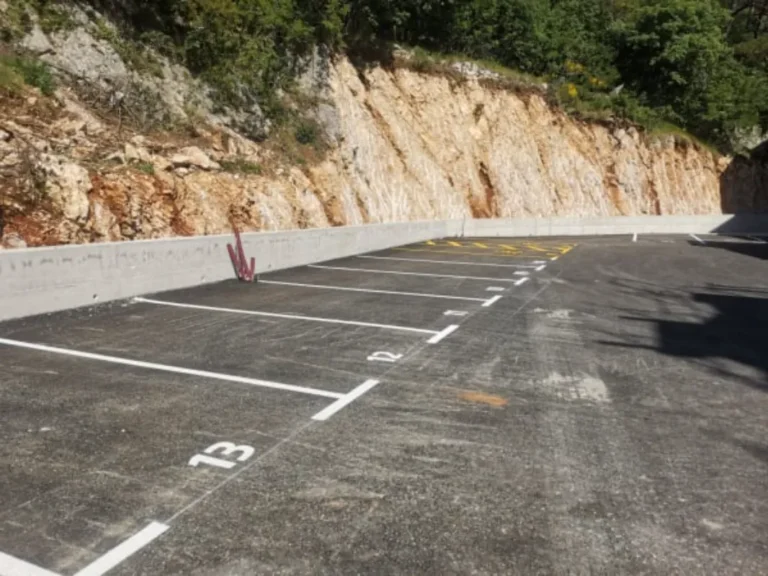 Bijelom bojom iscrtana i numerirana parkirna mjesta na vanjskom parkiralištu
