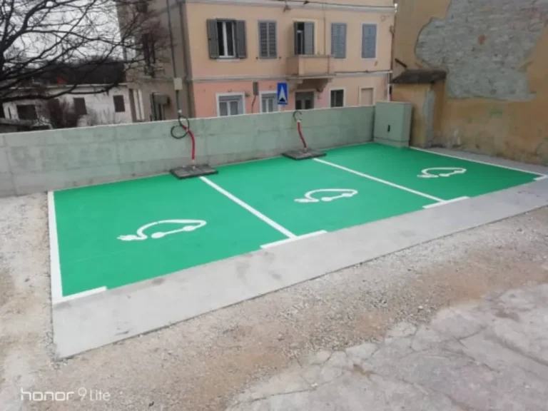 Horizontalna signalizacija zelenom bojom za parkirna mjesta električnih vozila.
