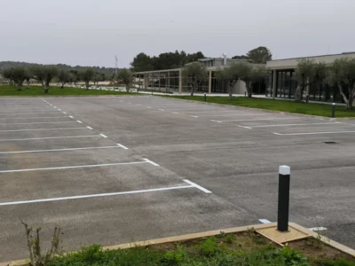 Završeno iscrtavanje parking mjesta na modernom turističkom kompleksu.