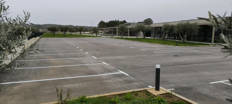 Završeno iscrtavanje parking mjesta na modernom turističkom kompleksu.