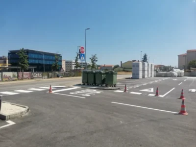 Svježe iscrtana STOP linija i pješački prijelaz na parkiralištu stambene zgrade u Puli