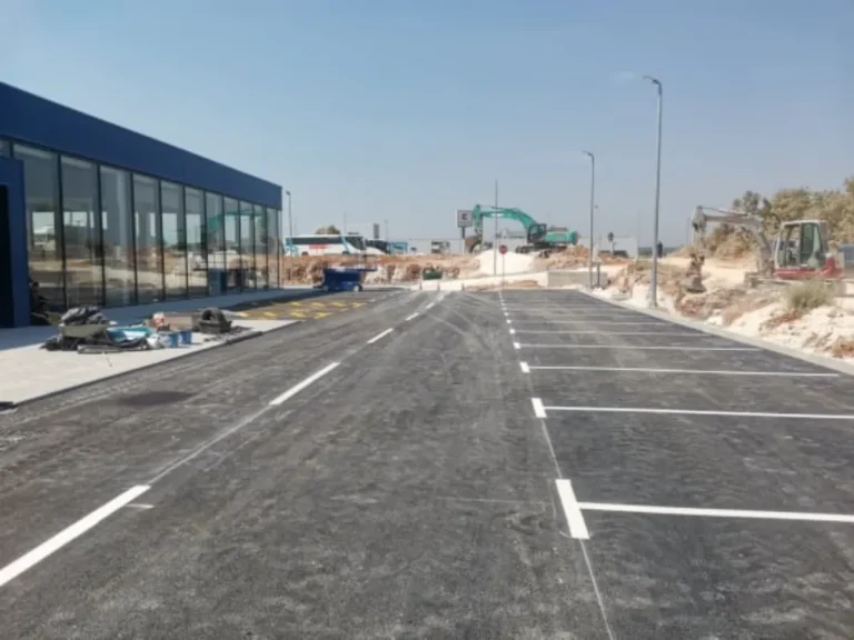 Široki kut parkirališta Fero Term s dovršenom horizontalnom signalizacijom