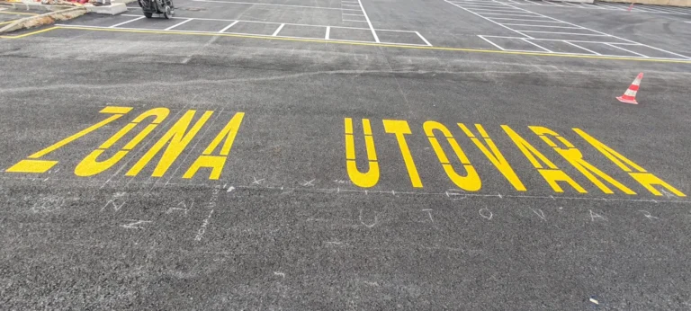 Završen žuti natpis zona utovara na parkiralištu klijenta