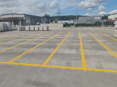 Detaljan prikaz iscrtanih žutih polja za usmjeravanje prometa i organizaciju prostora u industrijskom kompleksu.