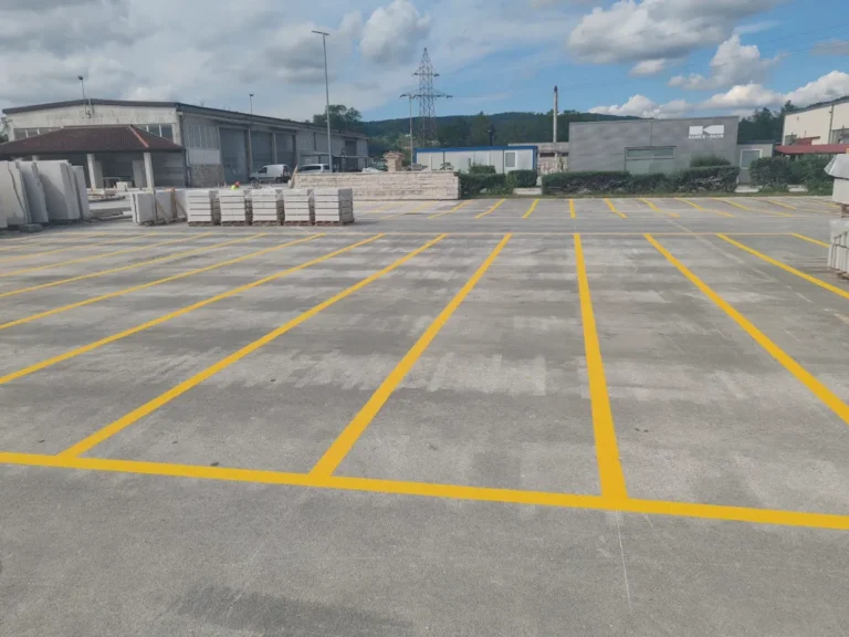 Detaljan prikaz iscrtanih žutih polja za usmjeravanje prometa i organizaciju prostora u industrijskom kompleksu.
