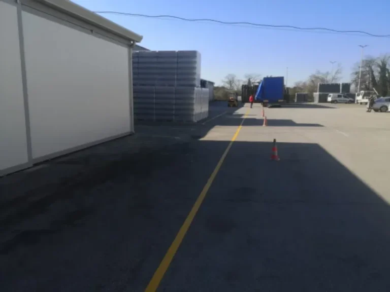 Žuta linija za odvajanje prometnih zona unutar industrijskog kruga Agrolagune