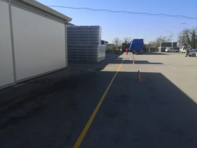 Žuta linija za odvajanje prometnih zona unutar industrijskog kruga Agrolagune