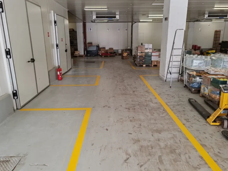Pravokutno obilježena mjesta za odlaganje paleta 2K PUR bojom na podu