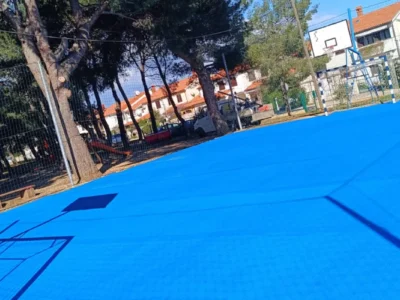Obnovljeno košarkaško igralište s jarkom plavom podlogom