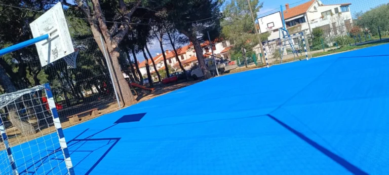 Obnovljeno košarkaško igralište s jarkom plavom podlogom