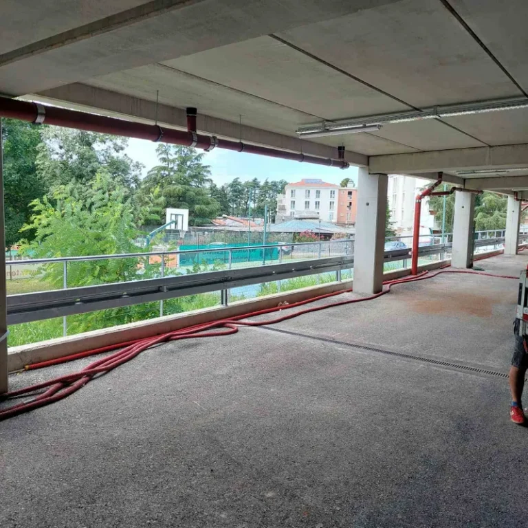Pocinčana odbojna ograda postavljena na rubu etaže parkirne kuće u Poreču