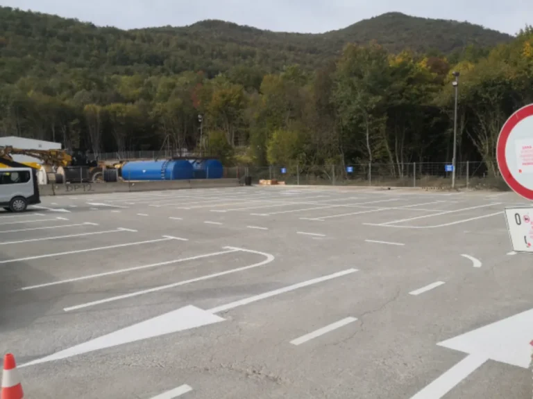 Iscrtana parkirna mjesta i linije vodilice na velikom platou