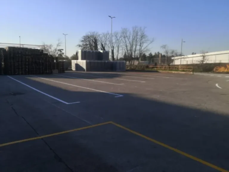 Široki prikaz označenih parkirnih mjesta bijelom bojom