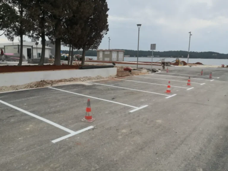 Horizontalna signalizacija parkirališta s postavljenim prometnim stošcima