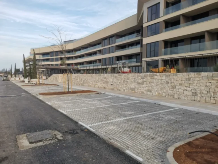 Novoizgrađeno parkiralište s iscrtanim linijama i pripremljenom infrastrukturom