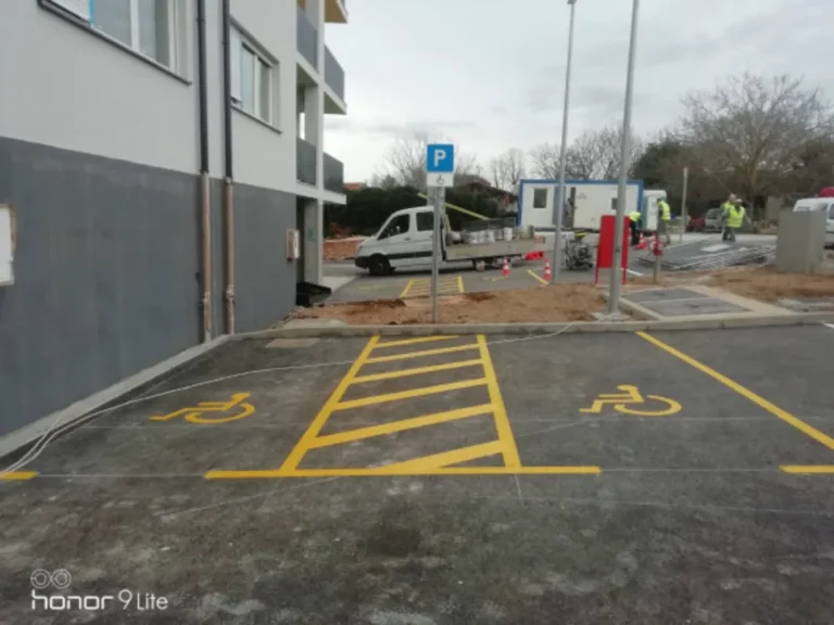 Završeni radovi na iscrtavanju žutih parkirnih mjesta za osobe s invaliditetom