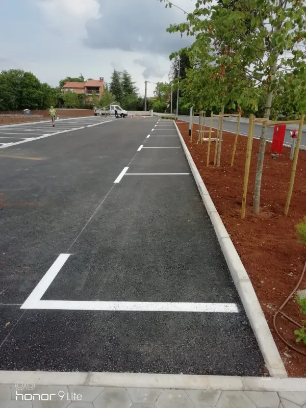 Niz novoobilježenih parkirnih mjesta s jasnim bijelim linijama