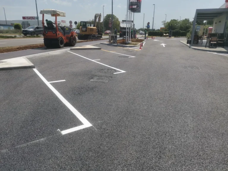 Liniranje parkirnih mjesta na benzinskoj postaji tijekom izvođenja radova.