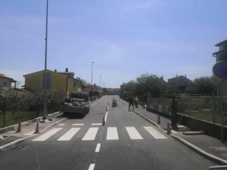 Priprema i iscrtavanje pješačkog prijelaza na novoj prometnici uz zaštitu prometnim čunjevima