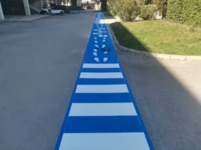 Edukativni pješački prijelaz i duga plava staza za djecu u sklopu vrtića.