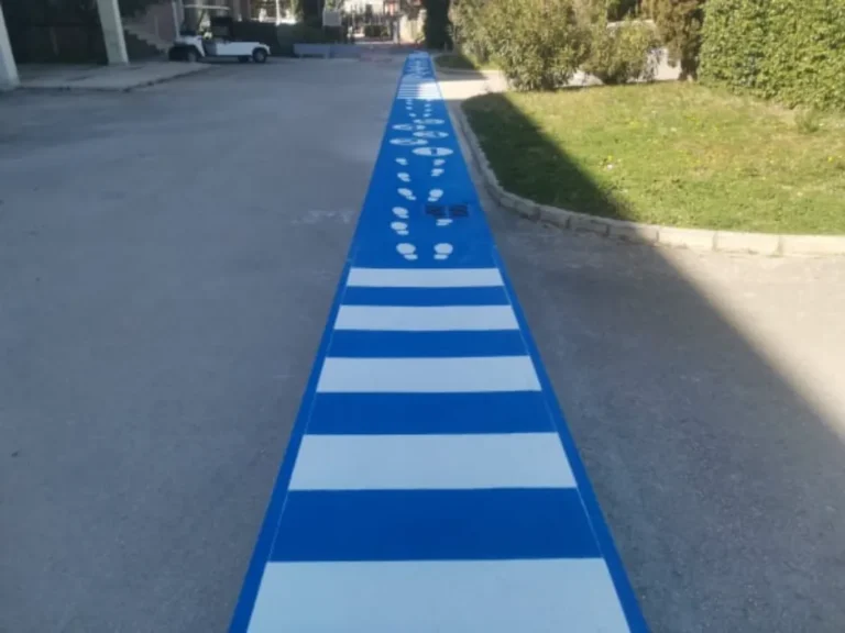 Edukativni pješački prijelaz i duga plava staza za djecu u sklopu vrtića.