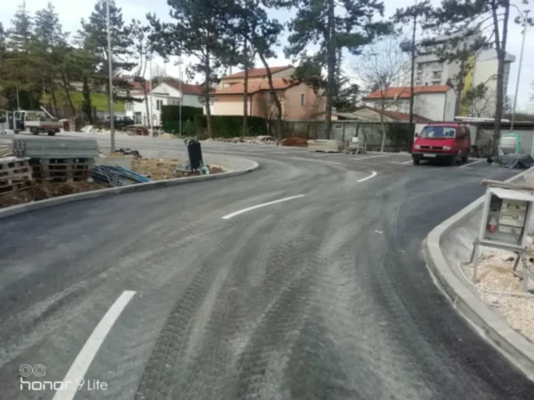 Široki kadar novoobilježene prometnice s preciznim bijelim linijama u zavoju.