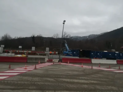 Široki prikaz industrijskog platoa Kvarner s novoobilježenom horizontalnom signalizacijom u crvenoj i bijeloj boji.