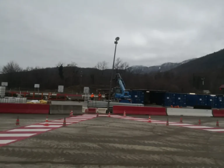 Široki prikaz industrijskog platoa Kvarner s novoobilježenom horizontalnom signalizacijom u crvenoj i bijeloj boji.