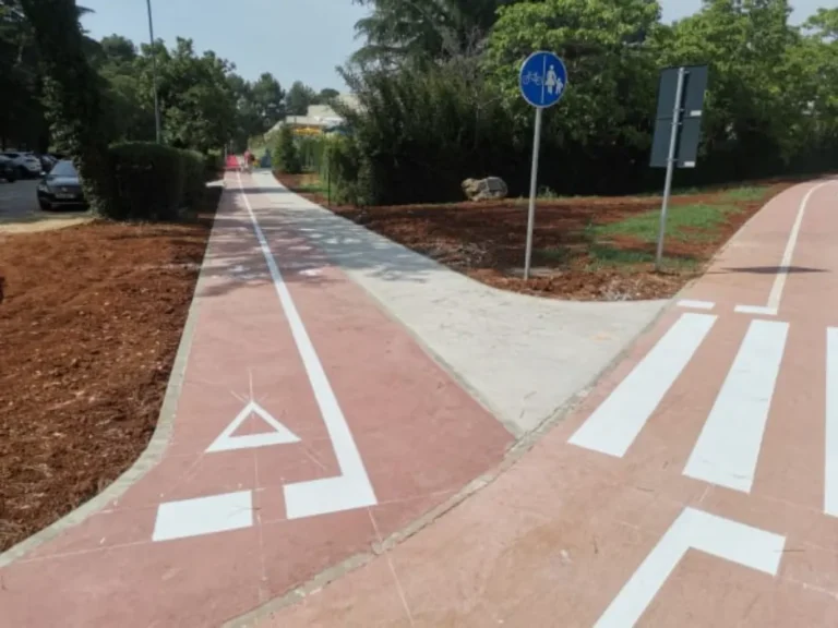 Horizontalne oznake i trokuti upozorenja na križanju pješačkih i biciklističkih putova