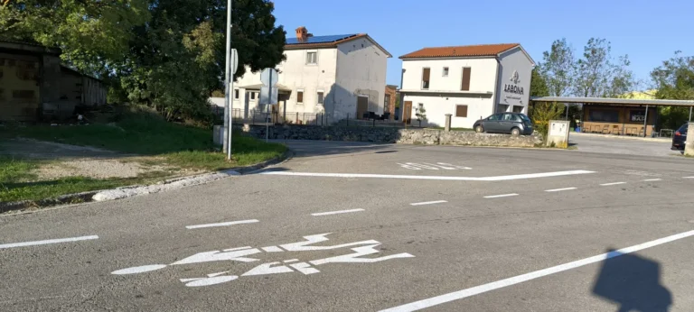 Oznaka za školsku djecu iscrtana na raskrižju uz pješački prijelaz