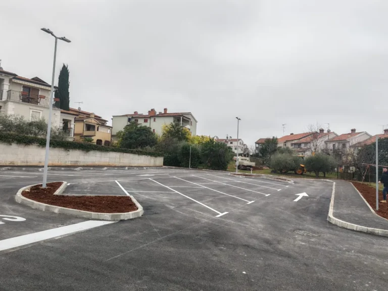 Oznaka STOP i pješački prijelaz iscrtani na raskrižju