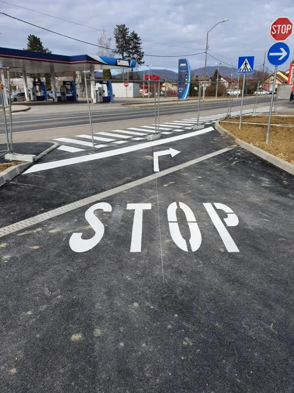 Horizontalna oznaka STOP sa strelicom i vertikalnim prometnim znakovima