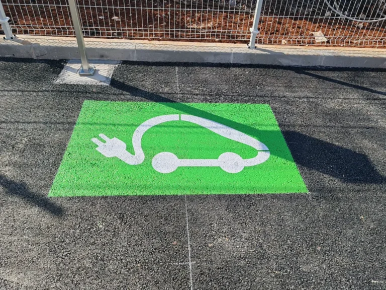 Zelena oznaka na asfaltu za parkirno mjesto namijenjeno električnim vozilima