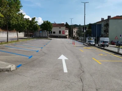 Žute oznake za invalidska parkirna mjesta i bijele strelice za smjer kretanja