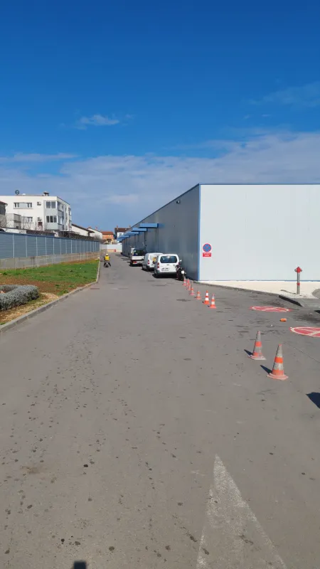 Crveno-bijele oznake zabrane zaustavljanja i parkiranja iscrtane na kolniku kod Pula City Malla.