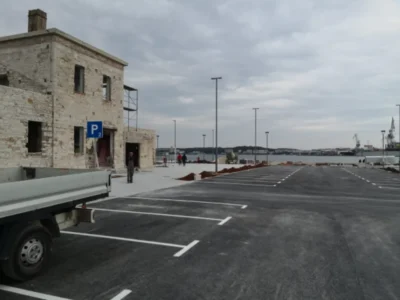 Završeni radovi na horizontalnoj signalizaciji ispred kamenih zgrada u marini
