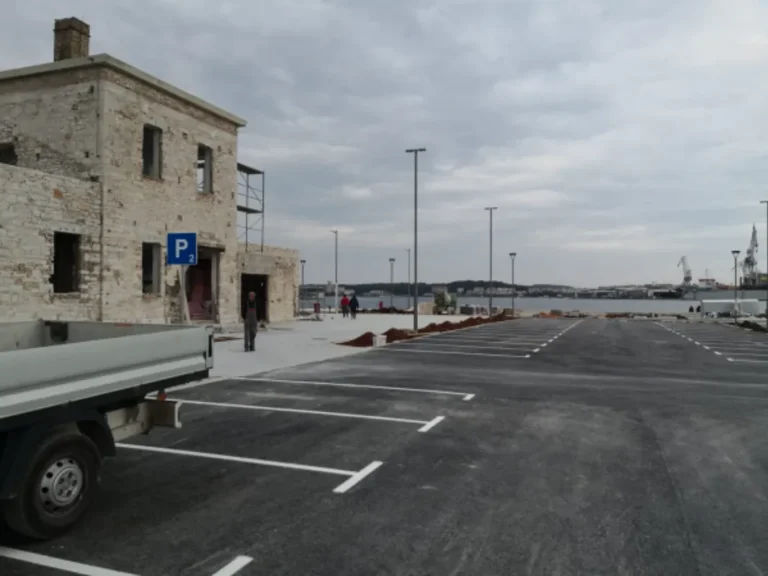 Završeni radovi na horizontalnoj signalizaciji ispred kamenih zgrada u marini