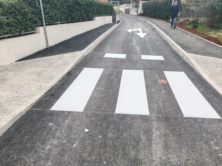 Označena parkirna mjesta uz rub prometnice u ulici Bruna Valentija