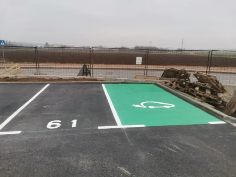 Horizontalna signalizacija za električna vozila sa zelenom podlogom i bijelim simbolom automobila.