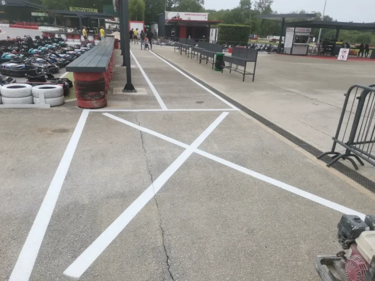Žute oznake sa slovom R i iscrtana parkirna mjesta u zoni za pripremu karting vozila.