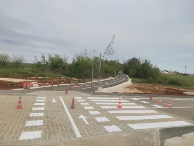 Horizontalna signalizacija pješačkog i biciklističkog prijelaza s crvenim stupićima