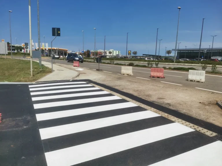 Svježe obojani pješački prijelaz na prilazu benzinskoj postaji u Umagu.