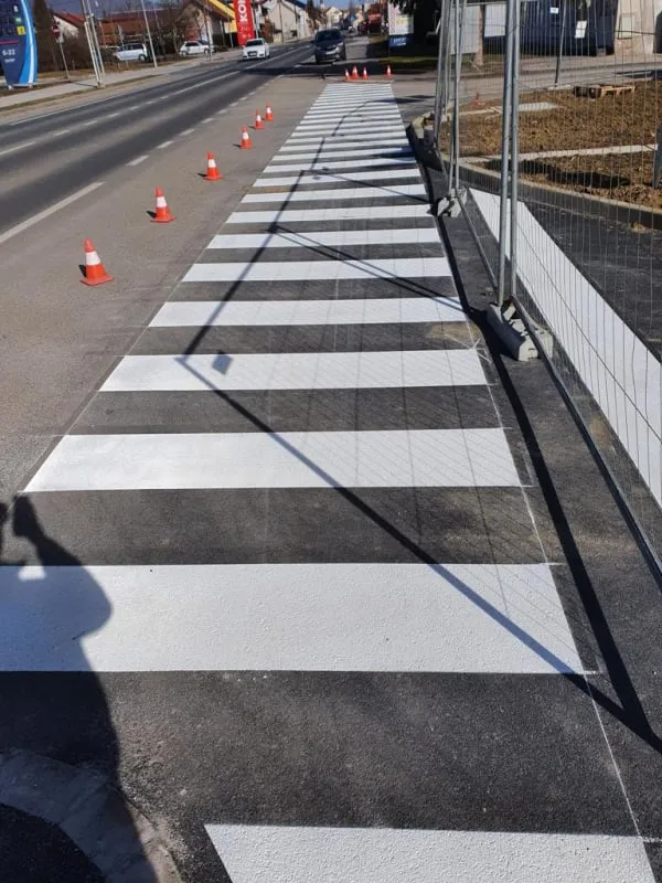 Svježe iscrtan pješački prijelaz na ulazu u benzinsku postaju