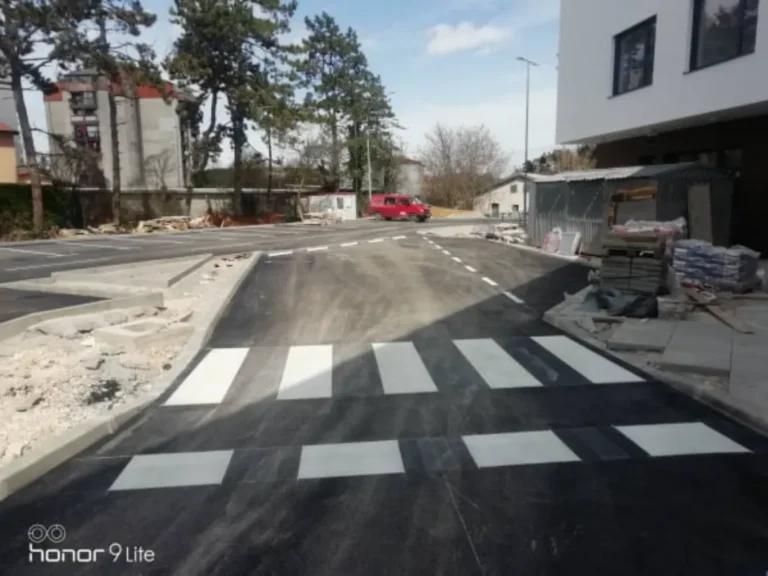 Novoobilježeni pješački prijelaz ispred moderne zgrade Doma za starije.