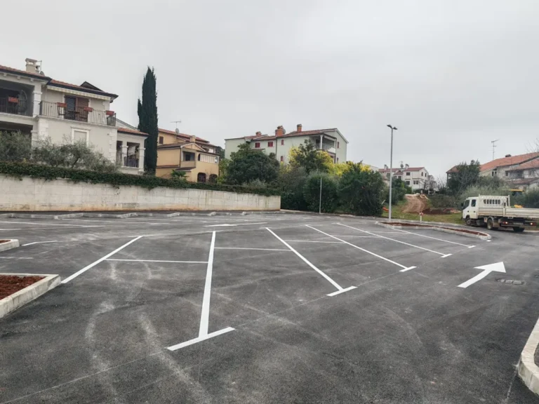 Pješački prijelaz i bijela oznaka za obavezno skretanje na cesti