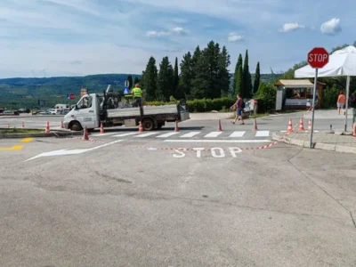 Radnici tvrtke LICILAC d.o.o. iscrtavaju pješački prijelaz i STOP liniju na raskrižju