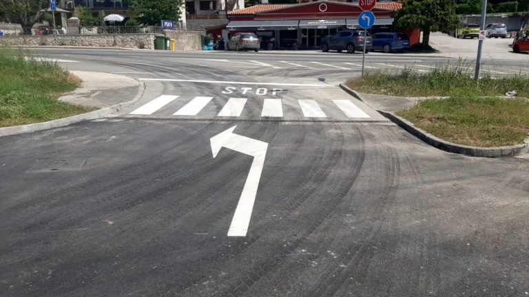 Iscrtan pješački prijelaz sa STOP natpisom i strelicom za skretanje na benzinskoj postaji u Labinu.