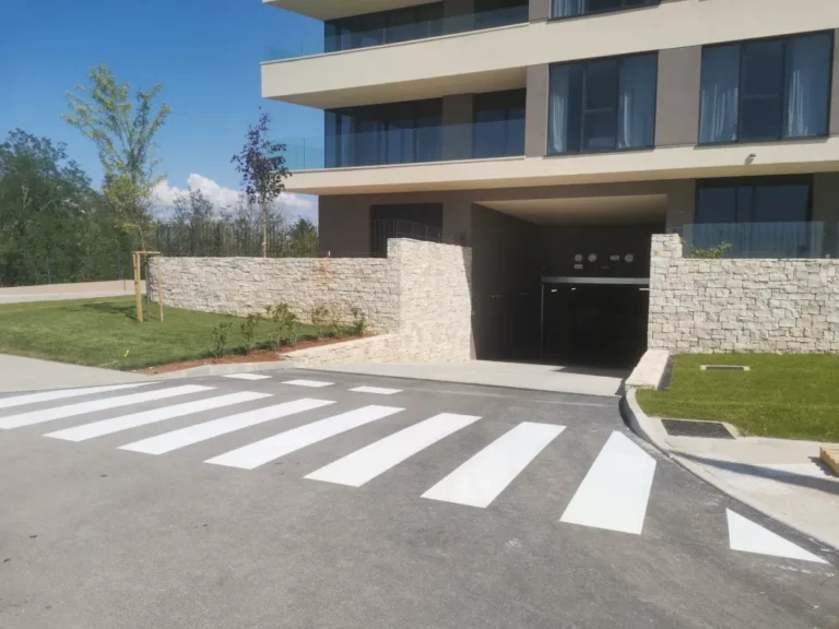 Iscrtan pješački prijelaz neposredno ispred ulaza u podzemnu garažu resorta.